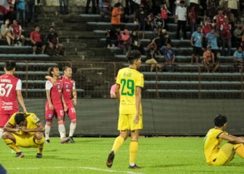 PEMAIN Sabah FC meraikan kemenangan manakala pemain Kedah tertunduk kecewa selepas dibelasah di Stadium Likas, kelmarin.- IHSAN Sabah Football Club