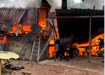 PONDOK yang dibakar suspek selepas berang tidak dapat menemukan isterinya di Taman Seri Astana, Sungai Petani, Kedah.