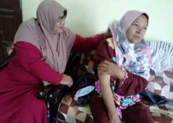 W. FAUDILAH W. Abdullah (kanan) menunjukkan lengannya yang cedera selepas dipukul seorang lelaki dalam kejadian amuk di Pulau Melaka, Kota Bharu, Kelantan -  UTUSAN/ROHANA MOHD. NAWI