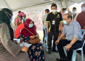 AHMAD Amzad Hashim (kanan) beramah mesra dengan seorang penerima vaksin Covid-19 di  pusat pemberian vaksin (PPV) masjid di Masjid At-Taqwa di Durian Burung di Kuala Terengganu, hari ini.
UTUSAN/TENGKU DANISH BAHRI TENGKU YUSOFF
