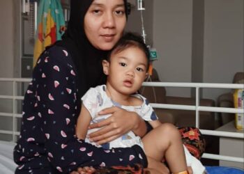 SITI Anum Che Ab. Wahab bersama Lily Adalia Tihani yang kini mendapat rawatan di Hospital Pantai, Ayer Keroh, Melaka. 
– MINGGUAN/AMRAN MULUP