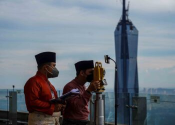 MENCERAP anak bulan di setiap negara berbeza disebabkan tempat terbit anak bulan berbeza. - UTUSAN/SHIDDIEQIIN ZON