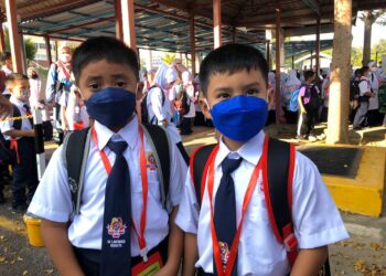 PASANGAN kembar, Muhammad Aqil Solihin Hasman (kiri) dan Muhammad Aqil Solihan ketika pulang pada hari pertama persekolahan di SK Lavenders Heights, Senawang, Seremban hari ini.