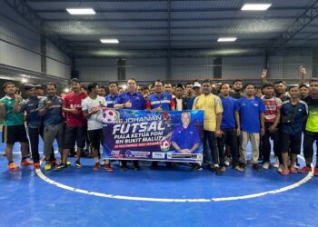 MOHD. Nazifuddin Najib (depan, tengah) bergambar bersama sebahagian daripada peserta Pertandingan Futsal Piala Ketua PDM Bukit Malut di Empire Futsal Centre, Ulu Melaka, Langkawi. -UTUSAN/NUR AMALINA AZMAN