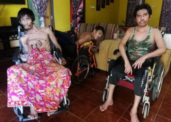 PENGUSAHA dan pemandu bot penambang bersiap sedia membawa pelawat domestik ke tempat perkelahan serta menyertai pelbagai aktiviti Sungai Tembeling dan anak Sungai Sat di pusat peranginan Kampung Kuala Sat, di Jerantut, Pahang. - UTUSAN/HARIS FADILAH AHMAD