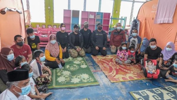 Anakanda Sultan  Mizan santuni mangsa banjir di Kemaman Dungun