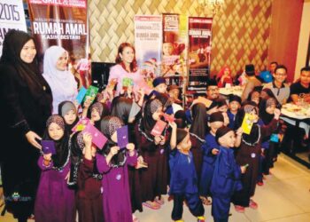 Sharita Loo menyantuni anak-anak yatim Rumah Amal Kasih Bestari dalam Majlis Iftar Ramadan 2015  di D’Kayangan Steamboat, Shah Alam, Selangor.