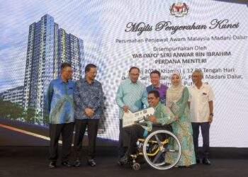 ANWAR Ibrahim menyerahkan replika penyerahan kunci kepada penerima majlis penyerahan kunci Perumahan Penjawat Awam Malaysia (PPAM) Dalur Madani di Presint 18, Putrajaya. - UTUSAN/FAISOL MUSTAFA