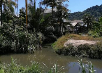 KEADAAN pantai di Teluk Kumbar, Pulau Pinang yang tercemar sekali gus menimbulkan kebimbangan dalam kalangan nelayan tempatan berhubung punca rezeki mereka.
