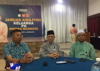 ANDANSURA Rabu (kanan) dalam sidang akhbar selepas Jamuan Aidilfitri Keluarga Perikatan Nasional (PN) Indera Mahkota di Kuantan, Pahang. - UTUSAN/DIANA SURYA ABD WAHAB