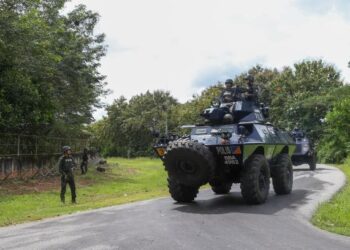 ANGGOTA PGA menggunakan kenderaan berperisai dalam tugasan rondaan bagi mempertingkat dan memperketatkan kawalan di sempadan negara di Padang Besar, Perlis. - UTUSAN/ SHAHIR NOORDIN