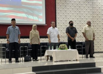 ABDUL FATTAH Abdullah (tengah) bersama Yang Dipertua Majlis Daerah Jerantut, Khairun Nissa Aris (kiri) pada majlis perasmian Mesyuarat Agung Tahunan Koperasi Kakitangan Majlis Daerah Jerantut Berhad (Komada) di Jerantut, Pahang. - UTUSAN/SALEHUDIN MAT RASAD