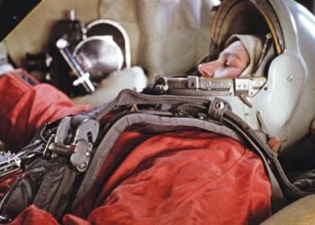 ANGKASAWAN Valentina Tereshkova berada dalam simulator kapal angkasa Vostok dalam satu sesi latihan pada Januari 1964. – AFP