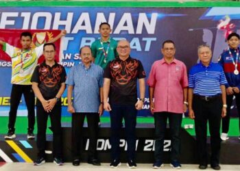 FADZLI Mohamad Kamal (depan, tengah) menyempurnakan majlis perasmian Kejohanan Angkat Berat Youth, Junior dan Senior Kebangsaan 2023 di Rompin, Pahang.