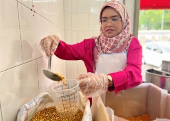 ANIS Husna  menunjukkan cara-cara membuat bertih jagung.
