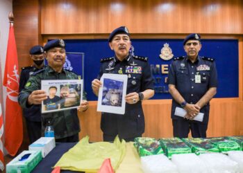 MUHAMAD Zaki Harun (tengah) menunjukkan gambar anjing yang dirampas semasa sidang akhbar di Ibu pejabat Polis Kontinjen (IPK) Kelantan, Kota Bharu, Kelantan hari ini. -UTUSAN/KAMARUL BISMI AMARULZAMAN