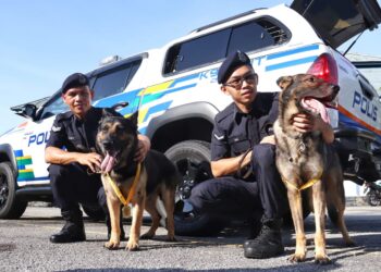 TAN Wei Hong (kanan) bersama  Rocky dan Tony Matius Farang pengendali  Chulio pada majlis penyampaian Sijil dan Pingat Penghargaan Ketua Polis Perak di Ipoh, Perak, hari ini. - UTUSAN/MUHAMAD NAZREEN SYAH MUSTHAFA