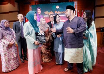 ZALIHA Mustafa (tiga kiri) berbual bersama barisan pelakon sitcom ketika melancarkan Sitcom ANMS di KKM, Putrajaya.. - UTUSAN/FAISOL MUSTAFA