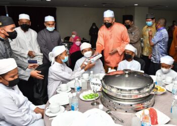 ANNUAR Musa menyampaikan sumbangan kepada pelajar Maahad Tahfiz Wal Tarbiyyah Darul Iman dalam majlis berbuka puasa di Kuala Nerus, Terengganu, hari ini. 