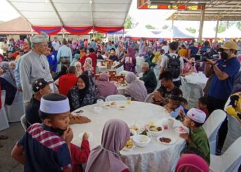 ANNUAR Musa (kiri) beramah mesra dengan tetamu yang hadir pada Majlis Ramah Mesra Aidilfitri Komuniti Keluarga Malaysia dan Rakyat Kelantan di Kompleks Yayasan Kemiskinan Kelantan, Padang Kala, Peringat, Kota Bharu.