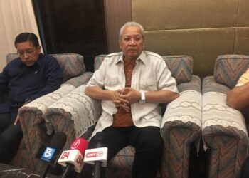 ANNUAR Musa ketika sidang akhbar pada Majlis Penyampaian Watikah Pengerusi Pusat Ekonomi Digital Keluarga Malaysia (PEDi) Kelantan di Kota Bharu, Kelantan, hari ini. - UTUSAN/ROSMIZAN RESDI