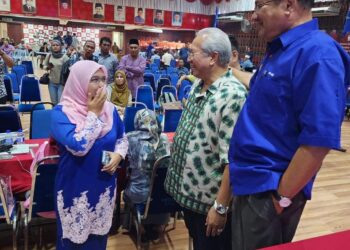 ANNUAR Musa (dua kanan) memberi sokongan kepada Marzuani Ardilla Ariffin yang menggantikannya bagi mempertahankan kerusi Parlimen Ketereh dalam Pilihan Raya Umum Ke-15 (PRU15)..