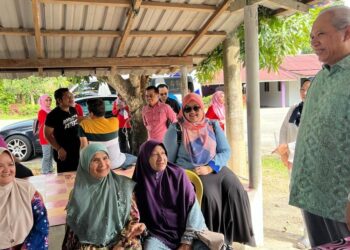 ANNUAR Musa (kanan) beramah mesra bersama  sebahagian mangsa ribut di Kampung Tegayong, Melor, Kota Bharu, Kelantan. UTUSAN/ROSMIZAN RESDI