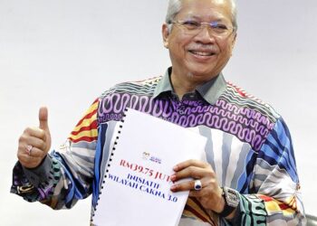 ANNUAR Musa menunjukkan tanda isyarat bagus dalam sidang akhbar berhubung Inisiatif Wilayah Cakna 3.0 di Putrajaya, semalam. - UTUSAN/FAISOL MUSTAFA