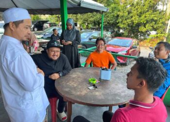 ANNUAR Salleh (berkopiah kiri sekali) beramah mesra dengan penduduk di Bangi, Selangor.