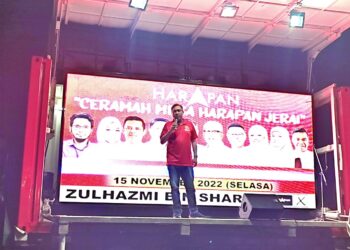 ANTHONY Loke Siew Fook ketika menyampaikan ucapan pada program Ceramah Mega Harapan Jerai di Yan Kecil, Yan, Kedah. - UTUSAN/NUR SYAZWANA MANSOR