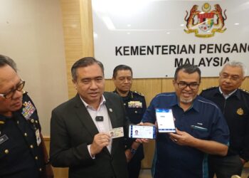 ANTHONY Loke menunjukkan Lesen Memandu Malaysia (LMM) Persendirian yang juga menggunakan mod paparan digital di Kementerian Pengangkutan, Putrajaya. - UTUSAN/MOHD HUSNI MOHD NOOR