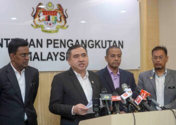 ANTHONY Loke bercakap dalam sidang akhbar penambahbaikan industri e-hailing dan teksi di Kementerian Pengankutan, Putrajaya. - UTUSAN/FAISOL MUSTAFA