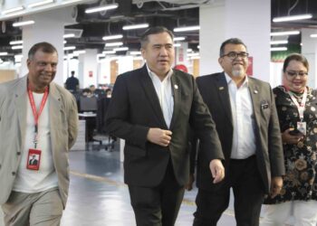 ANTHONY Loke ketika hadir pada Majlis Pengumuman Tambang Tetap AirAsia ke Sabah dan Sarawak di Airasia RedQ, Sepang, Selangor. - UTUSAN/FAISOL MUSTAFA