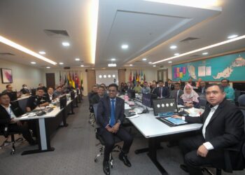 ANTHONY Loke ketika mempengerusikan mesyuarat jawatankuasa teknikal mengenai kesesakan jalan raya di Kementerian Pengangkutan, Putrajaya. - UTUSAN/FAISOL MUSTAFA