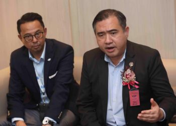 ANTHONYLoke ketika sidang akhbar selepas majlis perasmian Plaza Premium First & Plaza Premium Lounge di KLIA, Sepang Selangor. - UTUSAN/FAISOL MUSTAFA