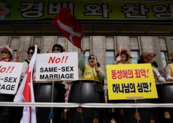 LGBT bukan sahaja diharamkan dalam Islam tetapi juga turut dibantah oleh aktivis anti-gay yang melancarkan demonstrasi semasa perarakan kumpulan penyokong LGBT di Seoul, Korea Selatan. – AFP