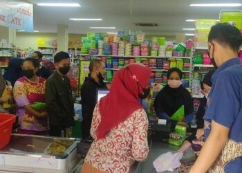 GOLONGAN wanita sanggup beratur berjam-jam bagi mendapatkan minyak masak di sebuah pasar raya di Majalengka.-TRIBUNNEWS