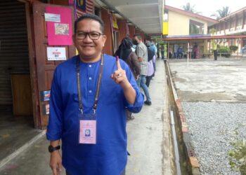 ANUAR Basiran ketika mengundi di SK Batu Laut, Sepang, Selangor. - UTUSAN/AMREE AHMAD