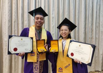 MUHAMAD Syauqi Jafree dan Hoe Wei Ling bersama Anugerah Pelajaran Diraja yang diterima pada Majlis Konvokesyen UMT Kali Ke-20 di Kuala Nerus, Terengganu, hari ini. - UTUSAN/KAMALIZA KAMARUDDIN