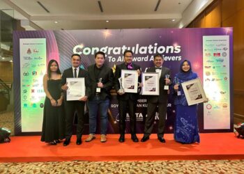 PENERIMA anugerah Industri Pelancongan Malaysia Tourism dari Terengganu bergambar bersama hadiah yang dimenangi di Kuala Lumpur, semalam.