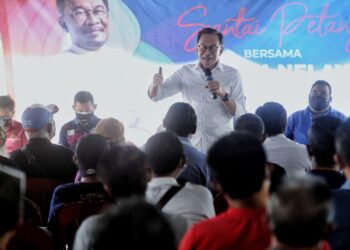 ANWAR Ibrahim sewaktu berucap pada Program Santai Bersama Nelayan Port Dickson di Pantai Bagan Pinang Port Dickson, hari ini.-UTUSAN/MOHD. SHAHJEHAN MAAMIN.