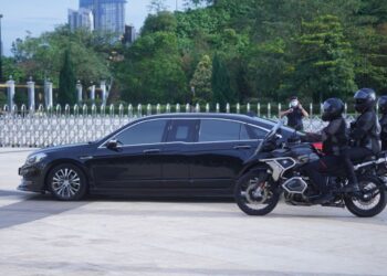 KENDERAAN  membawa Anwar Ibrahim tiba di Istana Negara pagi ini. -UTUSAN/FAUZI BAHARUDIN