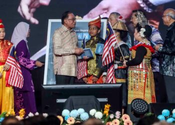 ANWAR Ibrahim ketika melancarkan Membangun Malaysia Madani di Putrajaya, hari ini. - UTUSAN/FAISOL MUSTAFA