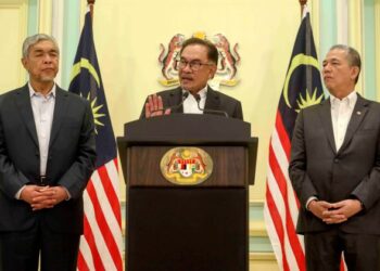 ANWAR Ibrahim bersama dua timbalannya dalam sidang akhbar selepas mesyuarat Kabinet di Bangunan Perdana Putra Putrajaya, hari ini. - UTUSAN/FAISOL MUSTAFA