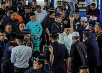 ANWAR Ibrahim bersalaman dengan jemaah yang hadir menunaikan solat Jumaat di Masjid Bukit Aman, hari ini. Turut sama Ketua Polis Negara, Tan Sri Acryl Sani Abdullah Sani. - UTUSAN/FARIZ RUSADIO