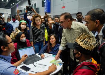 ANWAR Ibrahim beramah mesra bersama sebahagian pengunjung yang meluangkan masa hujung minggu dengan hadir melihat dan menyertai temuduga terbuka untuk peluang pekerjaan yang ditawarkan semasa Karnival Kerjaya MYFuture Jobs serta Majlis Pelancaran Skim Keselamatan Sosial Suri Rumah dan Karnival Kerjaya MYFuture Jobs di Kuala Lumpur, hari ini. - UTUSAN/AMIR KHALID 