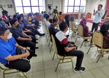 ANWAR Ibrahim  menyampaikan ucapan pada program Santai Petang Belia Malaysia Bersama Datuk Seri Anwar Ibrahim di Kompleks Pentadbiran Daerah Port Dickson hari ini.-UTUSAN/MOHD. SHAHJEHAN MAAMIN.