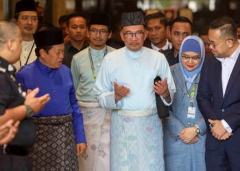 ANWAR Ibrahim mengaminkan doa sebelum membentangkan Belanjawan 2023, hari ini.