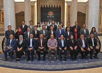 ANWAR Ibrahim bersama timbalan menteri semasa Pemukiman Timbalan-Timbalan Menteri di Seri Perdana, Putrajaya. - FACEBOOK LIEW CHIN TONG