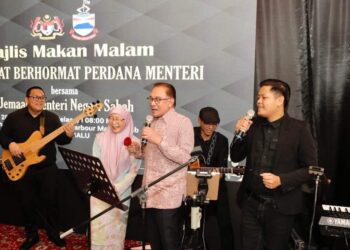 ANWAR Ibrahim semasa menyanyikan lagu untuk Wan Azizah Wan Ismail semasa majlis makan malam di Kota Kinabalu, Sabah, malam tadi.